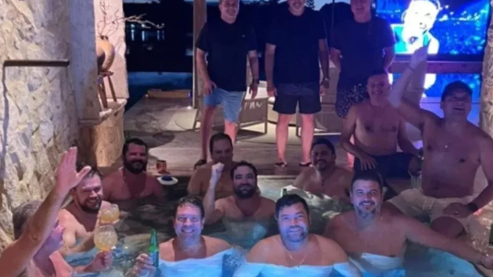 Foto em piscina expõe redes políticas de Angelo Coronel