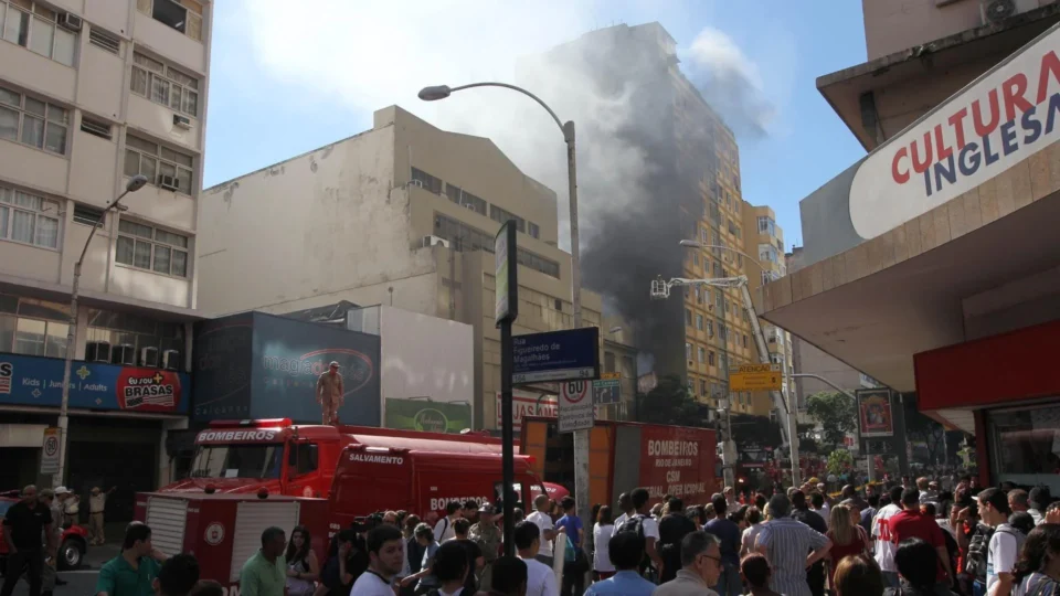 Prédio é evacuado após explosão em Copacabana deixar quatro feridos no Rio