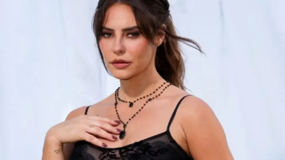 Paolla Oliveira surpreende ao mostrar lingerie com vestido de renda transparente