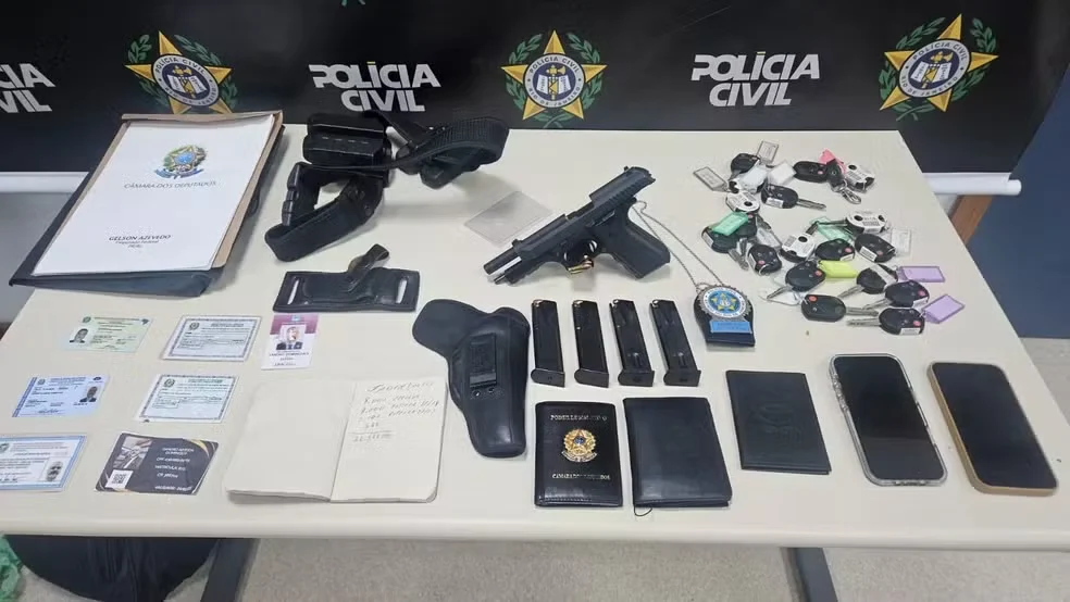 Policiais apreenderam diversos materiais utilizados para sustentar a falsa identidade funcional — Foto: Divulgação