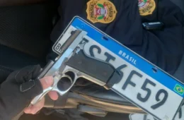 Homens são presos com uniformes da Polícia Civil que seriam usados em roubo