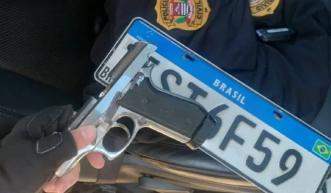 Homens são presos com uniformes da Polícia Civil que seriam usados em roubo