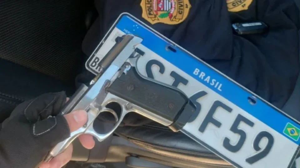 Homens são presos com uniformes da Polícia Civil que seriam usados em roubo