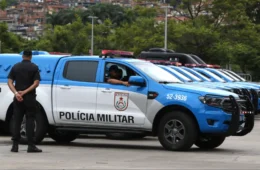 Bandidos fogem após bater carro blindado roubado contra poste e clínica no Rio
