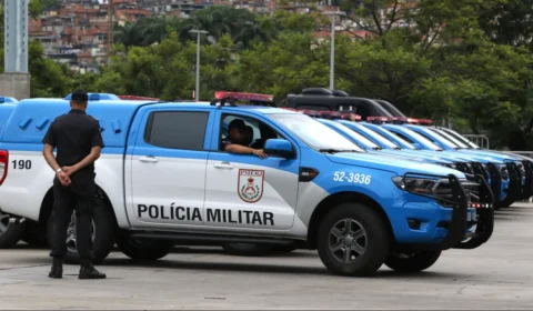 Bandidos fogem após bater carro blindado roubado contra poste e clínica no Rio