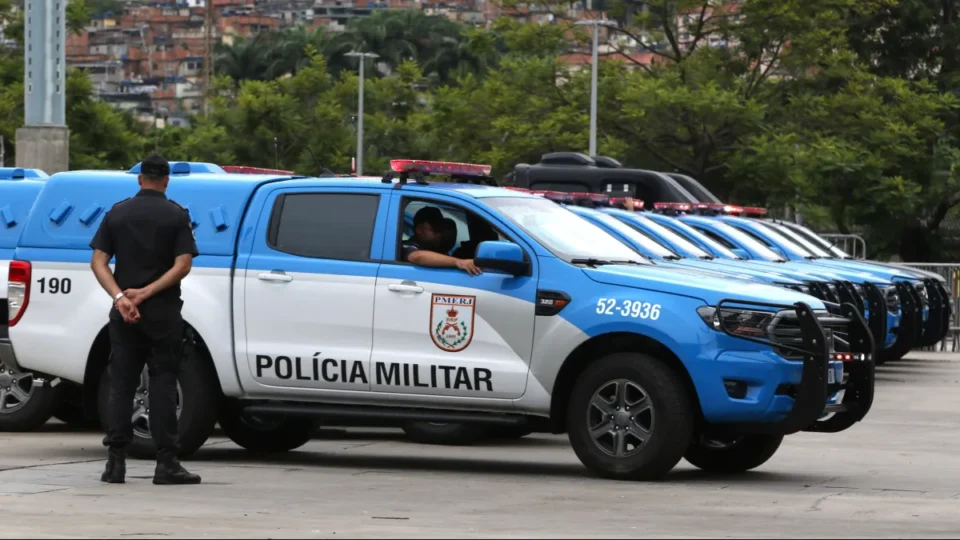 Bandidos fogem após bater carro blindado roubado contra poste e clínica no Rio
