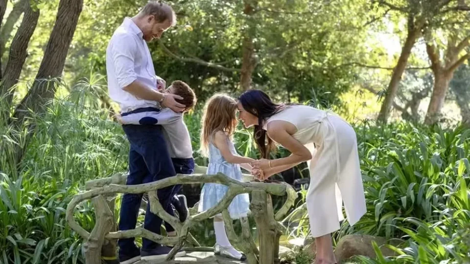 Harry e Meghan voltam ao Reino Unido após 6 anos e mudança pode aproximar família real
