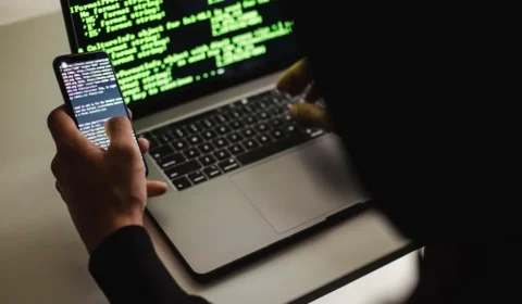 Mercado de tecnologia dispara: profissionais podem ganhar até R$ 53,6 mil e empresas enfrentam falta de mão de obra