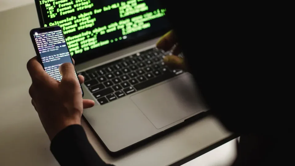 Mercado de tecnologia dispara: profissionais podem ganhar até R$ 53,6 mil e empresas enfrentam falta de mão de obra