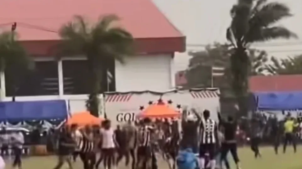 Raio atinge campo durante partida na Tailândia e deixa jogador morto e 12 feridos