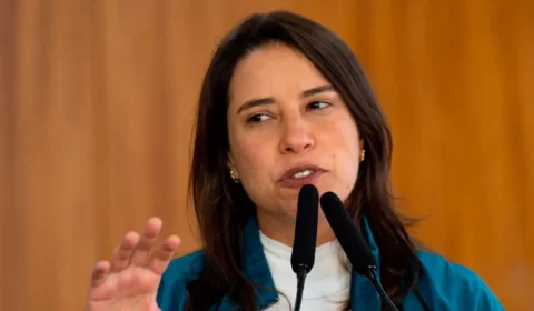 Raquel Lyra pede respeito após cartazes citarem morte do marido durante campanha