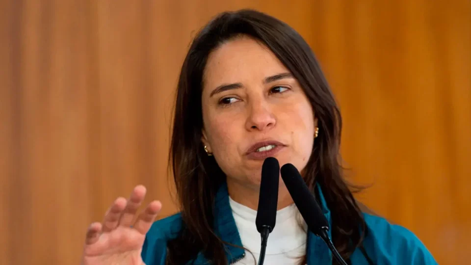 Raquel Lyra pede respeito após cartazes citarem morte do marido durante campanha