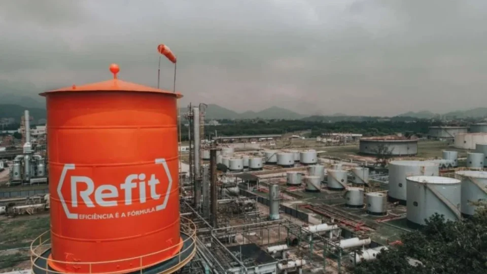 Rio pede falência do Refit e cria lei para punir devedores