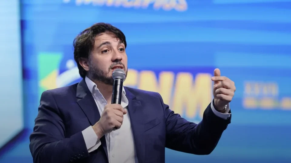 Após retirar barricadas do CV, Renan Santos rebate governo da Paraíba e critica segurança no estado