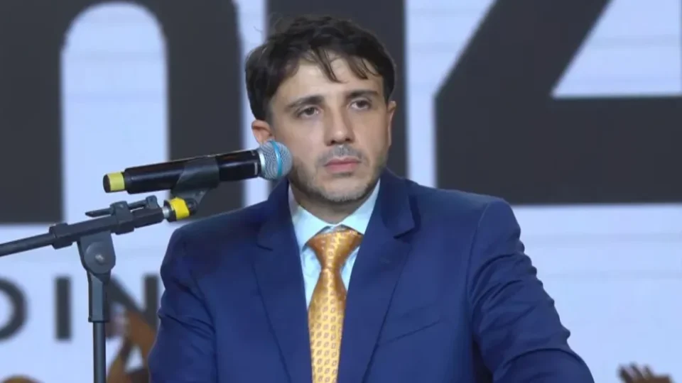 Renan quer voto do Bolsa Família, mas chama eleitor consciente de Lula de “irresponsável”