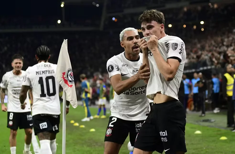 Breno Bidon comemora gol do Corinthians contra o Rosario Central — Foto: Marcos Ribolli