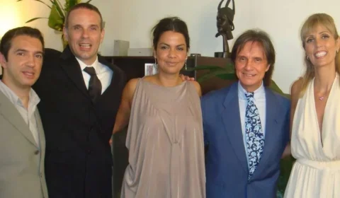 Roberto Carlos inaugura terminal e emociona com letra ao pai