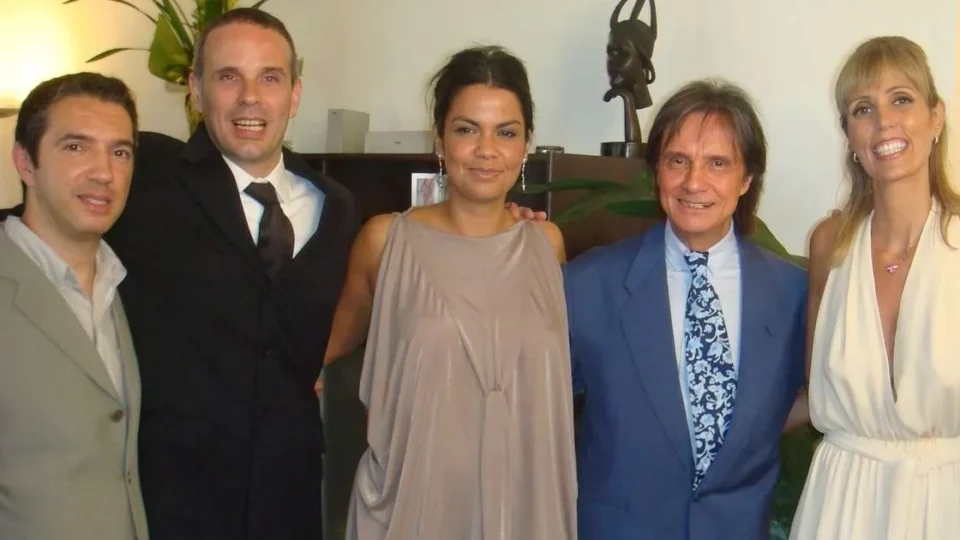 Roberto Carlos inaugura terminal e emociona com letra ao pai