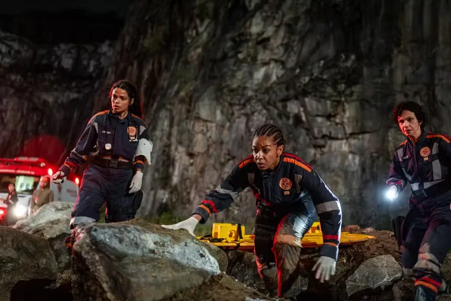 Elenco da série Emergência 53: Heloisa Jorge, Emilio de Mello. Jaffar Bambirra Valentina Herszage, Yara de Novaes, Emílio Dantas, Ana Hikari, Raquel Villar e William Nascimento - Foto: Divulgação/Globo Veja mais em: https://natelinha.uol.com.br/series/2026/08/20/emergencia-53-nao-tem-nada-a-ver-com-sob-pressao-diz-criador-das-series-246415.php