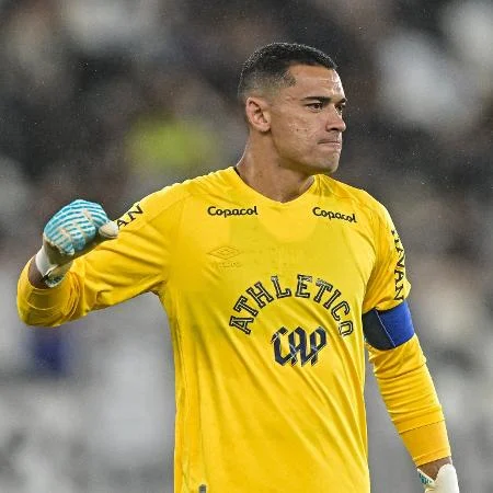 Apesar de parecer uma situação irregular, o procedimento é permitido pelas regras do futebol. A explicação está justamente no fato de o capitão oficial da equipe ser um goleiro.