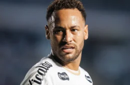 Neymar fica doente e vira dúvida às vésperas de clássico decisivo contra o Corinthians