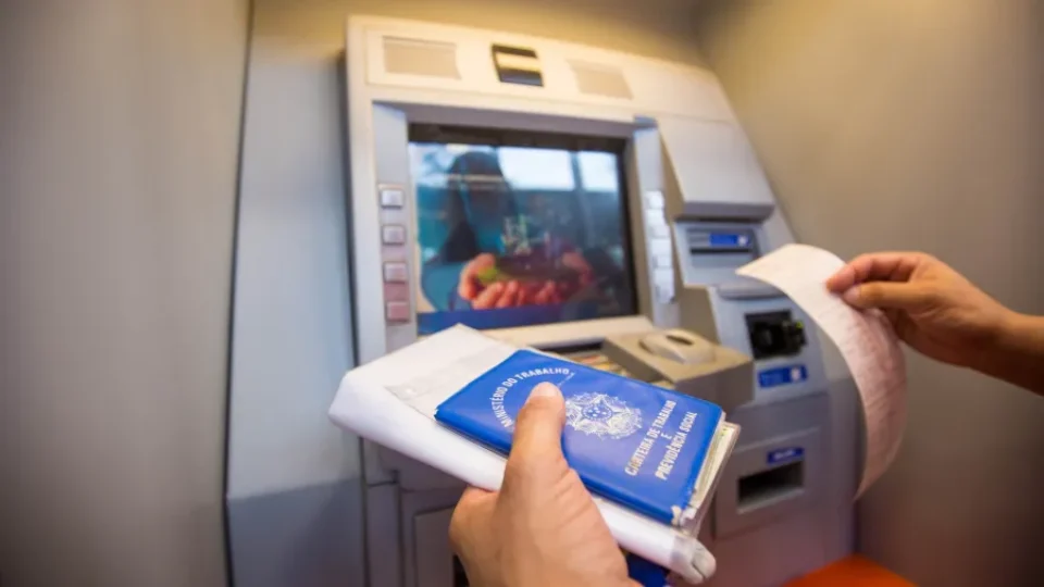 Bancários de São Paulo aprovam paralisação de 24 horas nesta quinta