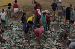 Caminhão tomba na BR-060, espalha cerveja e populares recolhem carga antes da limpeza