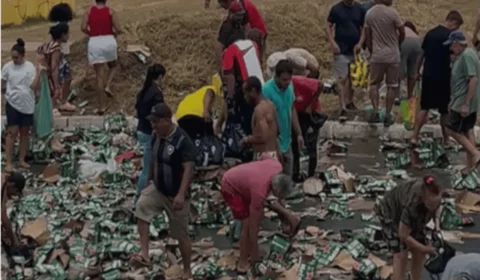 Caminhão tomba na BR-060, espalha cerveja e populares recolhem carga antes da limpeza