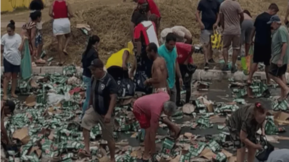 Caminhão tomba na BR-060, espalha cerveja e populares recolhem carga antes da limpeza