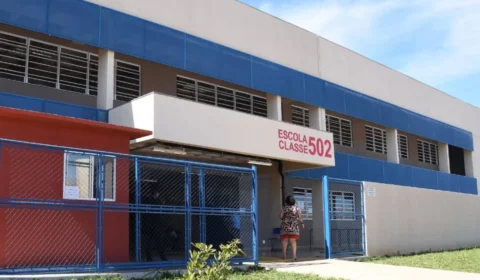 Menina de 11 anos é picada por escorpião dentro do tênis durante prova no DF