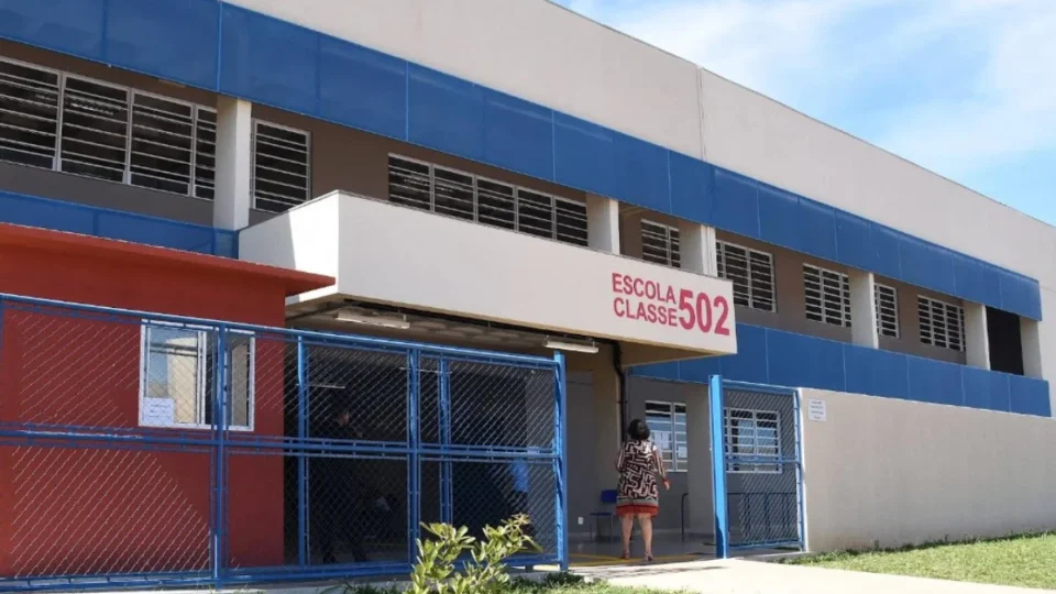 Menina de 11 anos é picada por escorpião dentro do tênis durante prova no DF