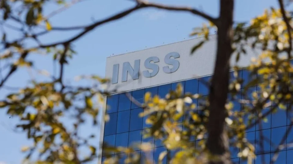Copom corta Selic para 14% e CNPS mantém juro do consignado