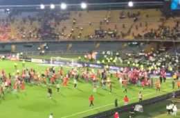 Torcedores invadem campo e transformam jogo na Colômbia em batalha