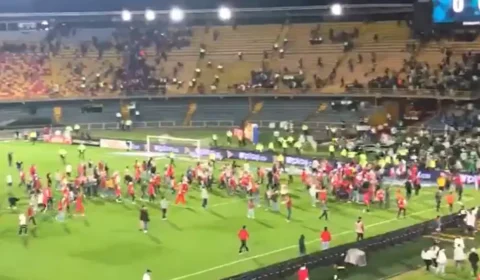 Torcedores invadem campo e transformam jogo na Colômbia em batalha