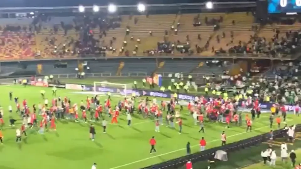 Torcedores invadem campo e transformam jogo na Colômbia em batalha