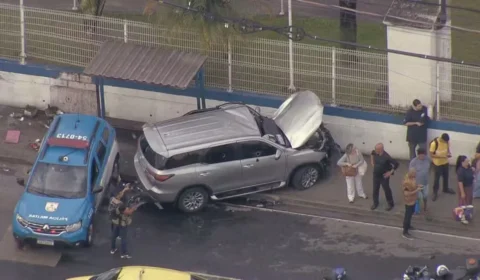 Bandidos fogem após bater carro blindado roubado em poste e clínica no Rio
