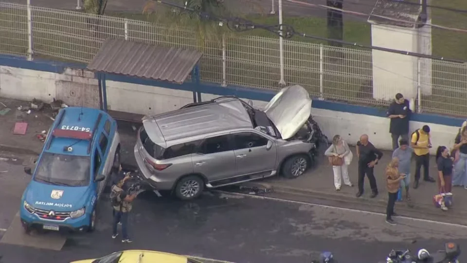 Bandidos fogem após bater carro blindado roubado em poste e clínica no Rio