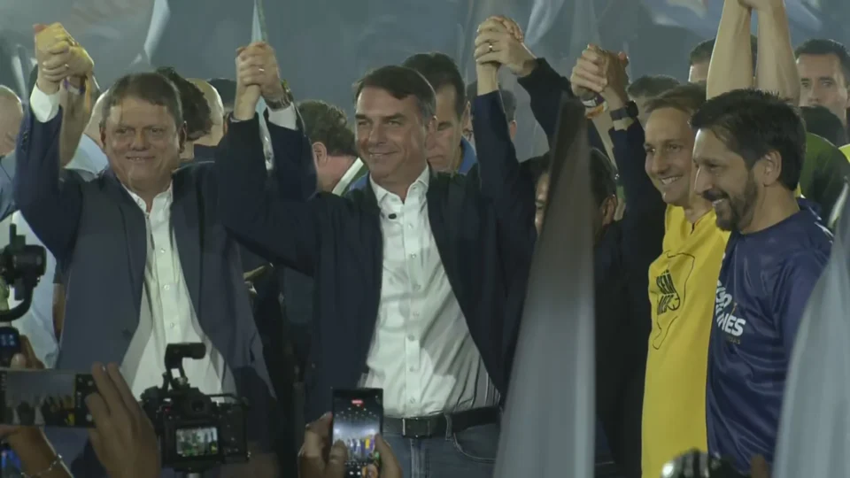 Tarcísio de Freitas lança reeleição em SP e aposta em Bolsonaro