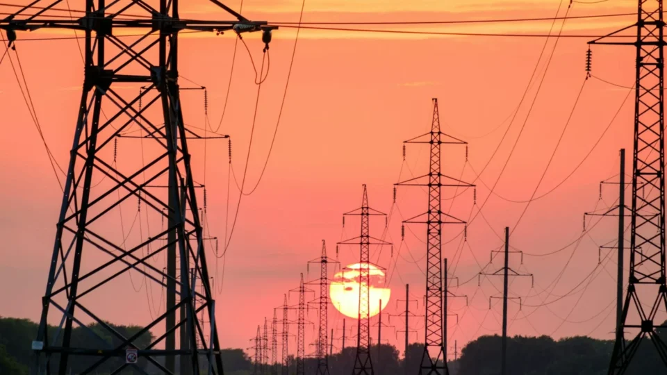 Super El Niño coloca sistema elétrico brasileiro em alerta; ANEEL discute medidas para evitar novos apagões