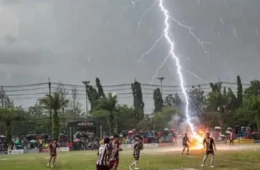 Jogador morre após ser atingido por raio durante partida de futebol na Tailândia