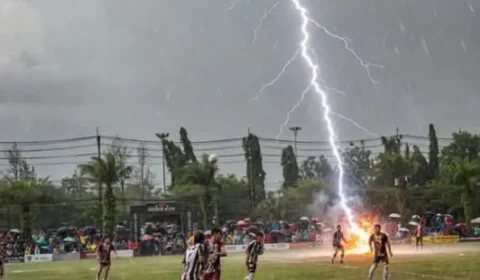 Jogador morre após ser atingido por raio durante partida de futebol na Tailândia