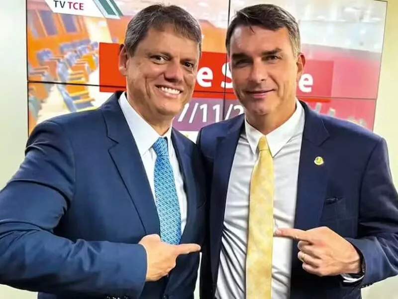 Tarcísio de Freitas ao lado de Flávio Bolsonaro. Foto: Reprodução