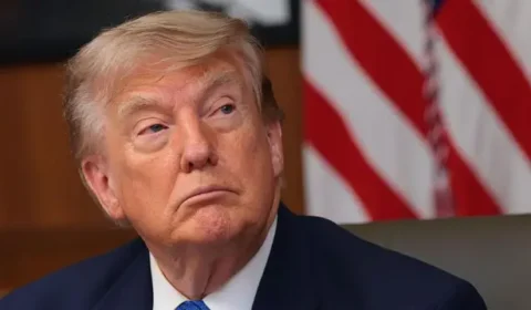 Trump ameaça bombardear Omã caso assinem acordo com o Irã e pressiona Israel por cessar-fogo em Gaza