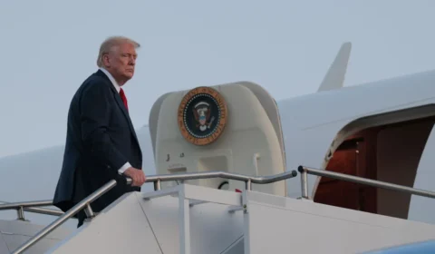 Trump teria sido escondido em caminhão antes de voo secreto por ameaça do Irã