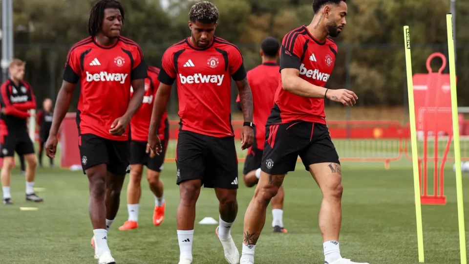 Manchester United perde para Hull e preocupa torcida no intervalo