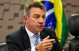 Inelegível, Denarium ainda desafia adversários e mantém influência na disputa por Roraima
