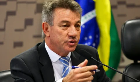 Inelegível, Denarium ainda desafia adversários e mantém influência na disputa por Roraima