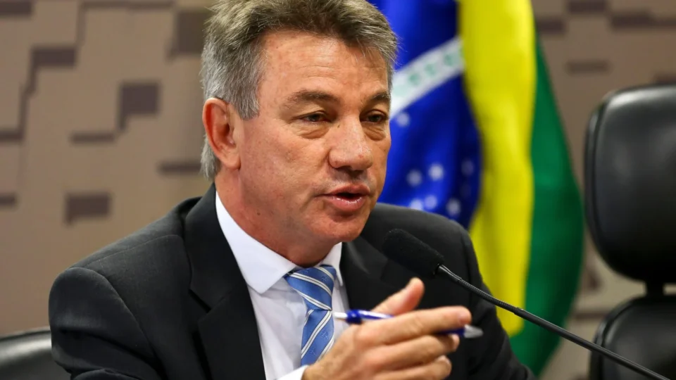 Inelegível, Denarium ainda desafia adversários e mantém influência na disputa por Roraima