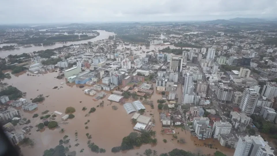 Mais de 1.000 desalojados no RS após temporais; risco segue alto