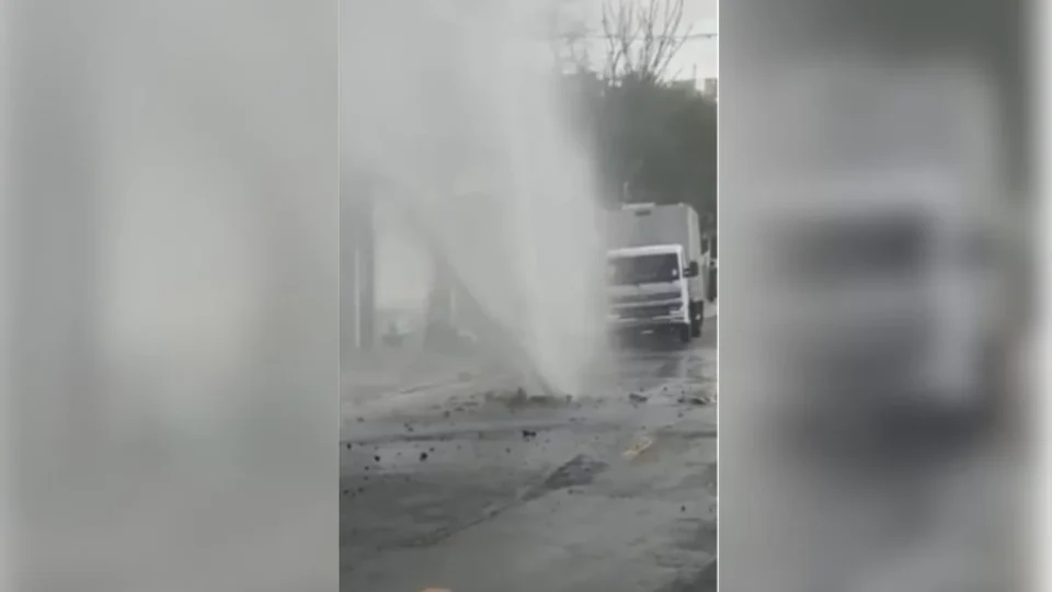 Vazamento de água provoca chafariz e desabastecimento no Butantã